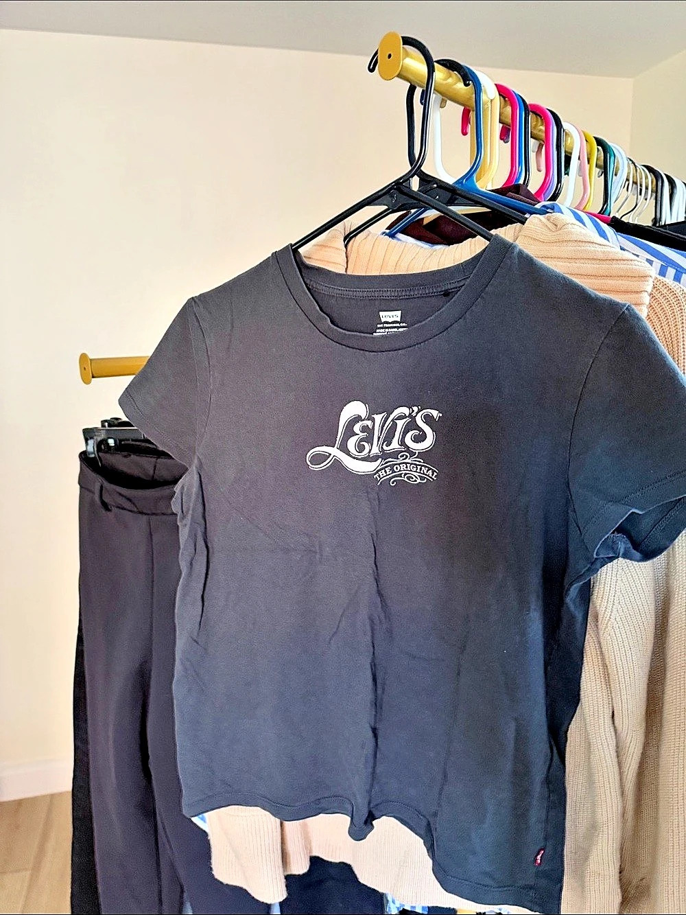 Levi's Graphic Tee in grey Size Medium